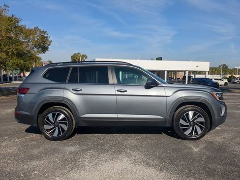 Used 2025 Volkswagen Atlas SE image 3