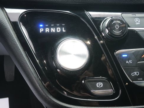 Used 2018 Chrysler Pacifica Touring-L w/ S Appearance Package FWD image 19