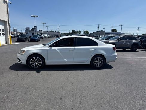 Used 2016 Volkswagen Jetta SE FWD image 2