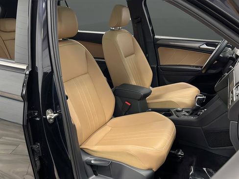 Used 2024 Volkswagen Tiguan SE w/ Panoramic Sunroof Package image 25