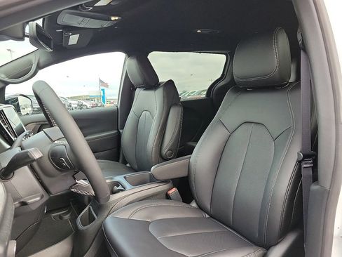 New 2026 Chrysler Pacifica Select image 12