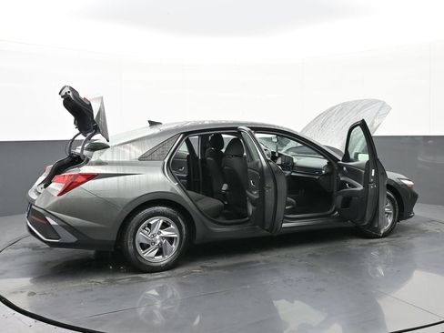 Certified 2024 Hyundai Elantra SE image 50