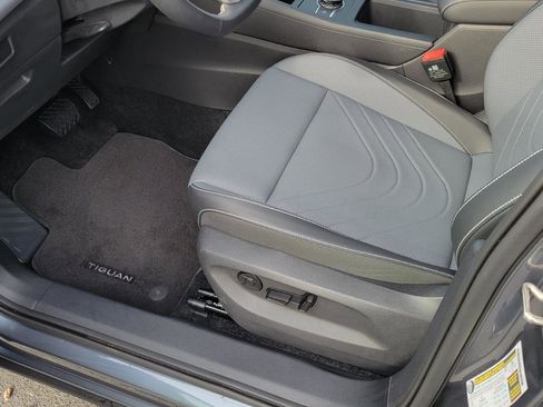 Certified 2025 Volkswagen Tiguan SE image 18