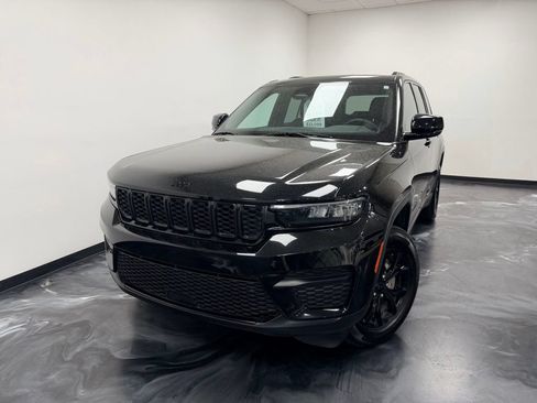 Used 2024 Jeep Grand Cherokee Altitude AWD/4WD image 18