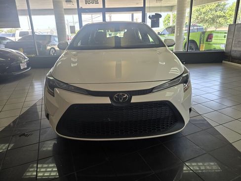 Used 2022 Toyota Corolla LE FWD image 2