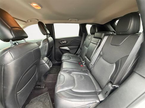 Used 2018 Jeep Cherokee Overland image 15