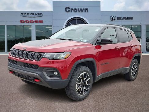 Used 2025 Jeep Compass Trailhawk AWD/4WD image 3