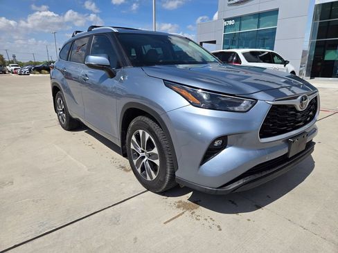 Used 2023 Toyota Highlander XLE FWD image 1
