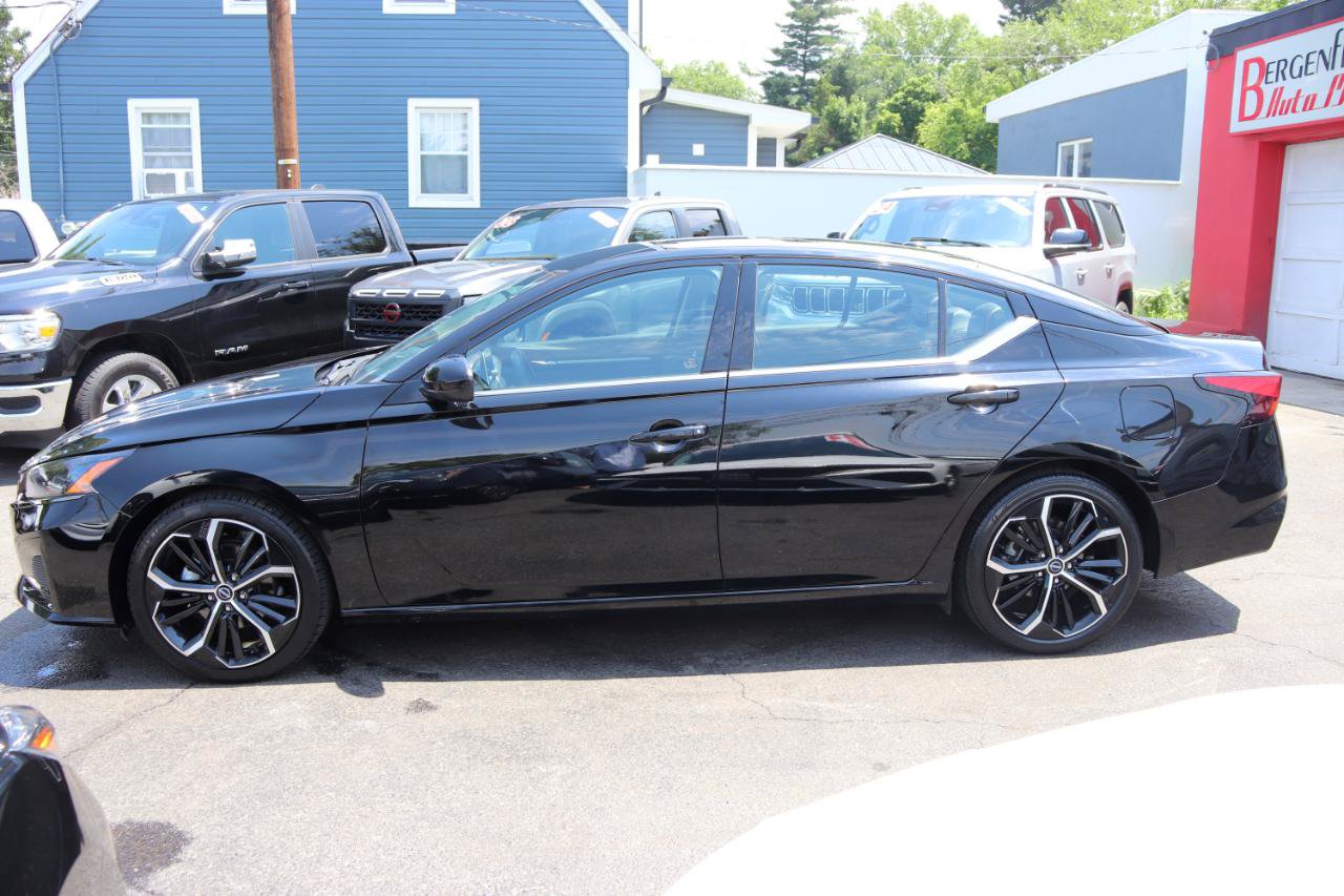 Used 2024 Nissan Altima 2.5 SR FWD image 2