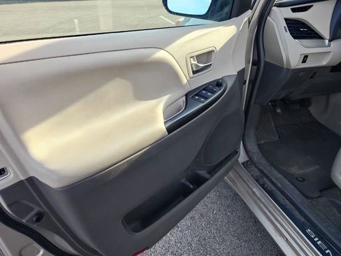 Used 2016 Toyota Sienna LE AWD/4WD image 5