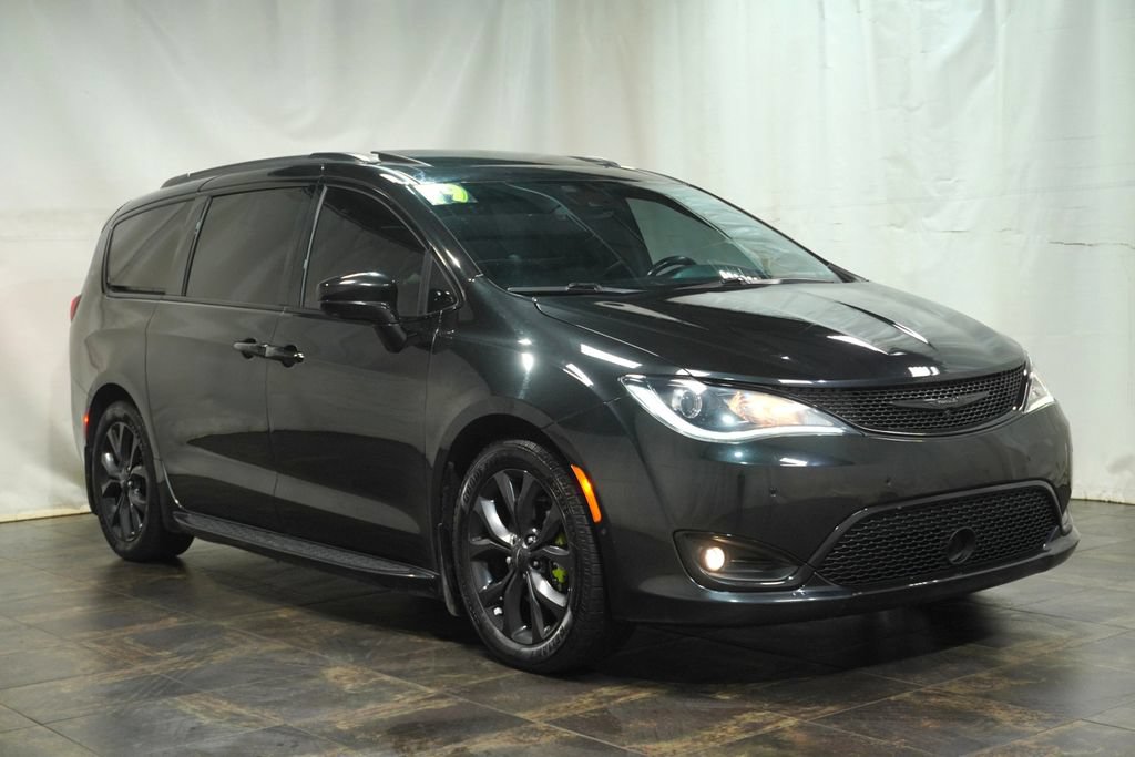 Used 2019 Chrysler Pacifica Touring-L FWD image 1