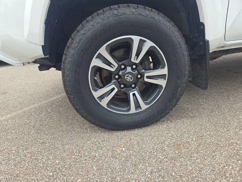 Used 2019 Toyota Tacoma TRD Sport AWD/4WD image 7