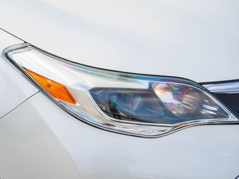 Used 2018 Toyota Avalon XLE image 2