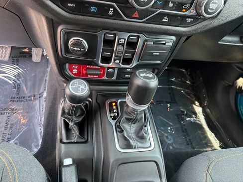 Used 2024 Jeep Wrangler Unlimited AWD/4WD image 24