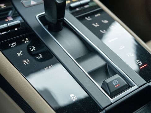 Certified 2022 Porsche Macan AWD/4WD image 31