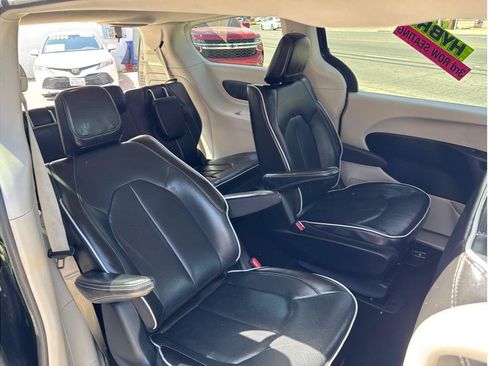 Used 2023 Chrysler Pacifica Limited FWD image 30