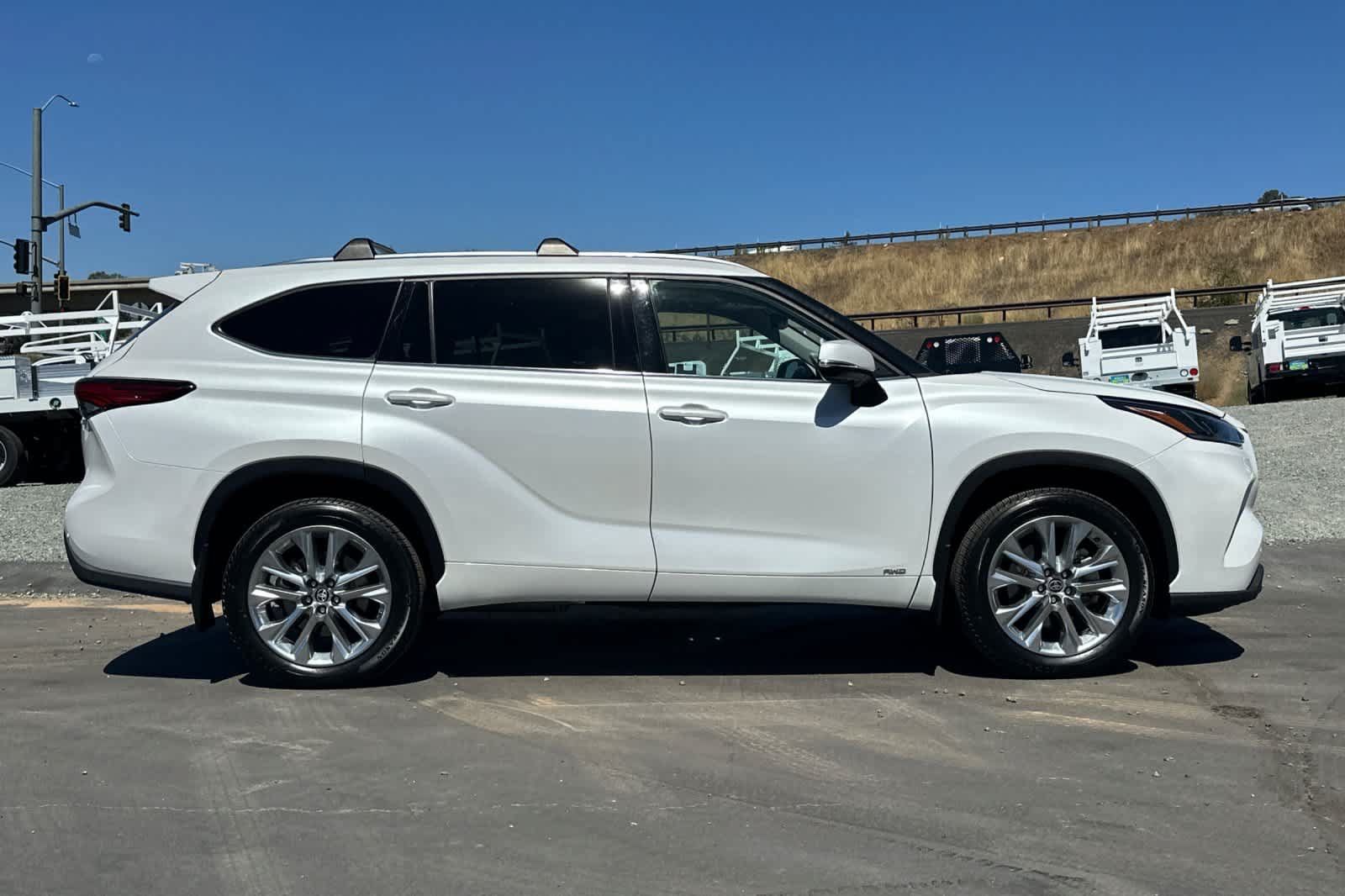 Used 2022 Toyota Highlander Limited AWD/4WD image 3