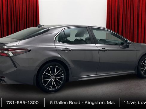 Used 2022 Toyota Camry SE image 4
