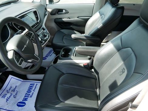 Used 2024 Chrysler Pacifica Touring-L image 7