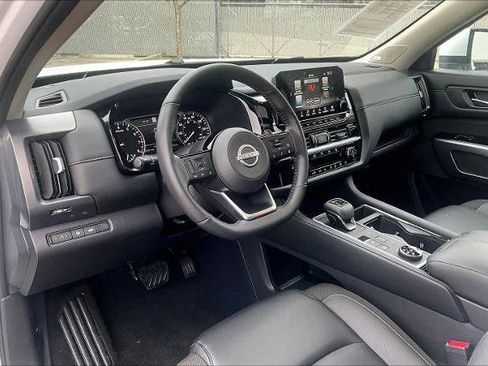 Certified 2025 Nissan Pathfinder SL w/ SL Premium Package image 17