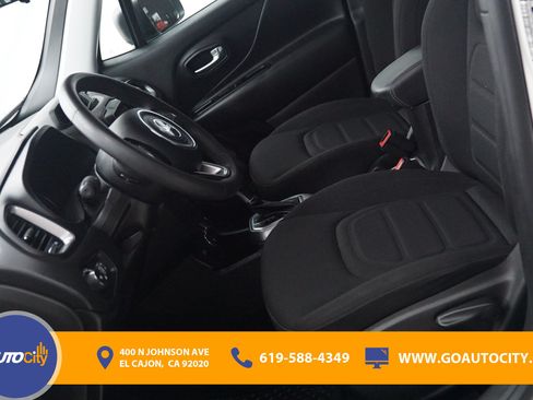 Used 2022 Jeep Renegade Latitude AWD/4WD image 9