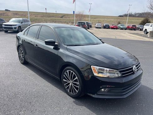 Used 2016 Volkswagen Jetta Sport image 2