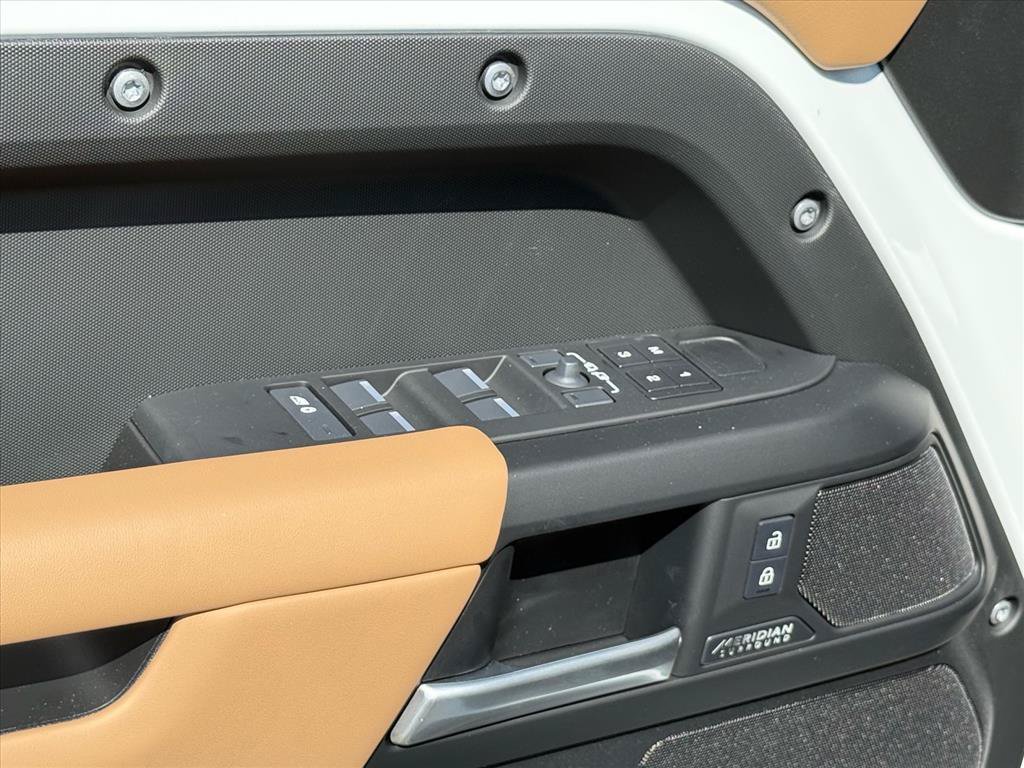 New 2026 Land Rover Defender 130 X-Dynamic SE AWD/4WD image 16