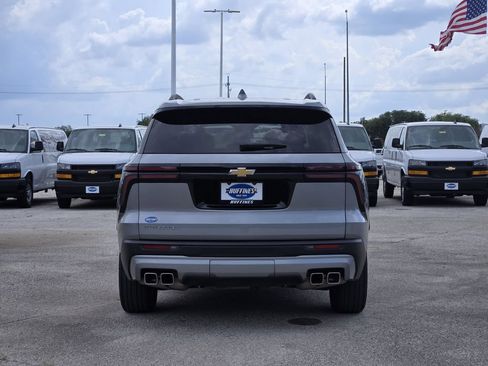 Used 2025 Chevrolet Traverse LT FWD image 6