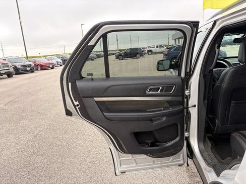Used 2018 Ford Explorer XLT w/ XLT Appearance Package AWD/4WD image 34