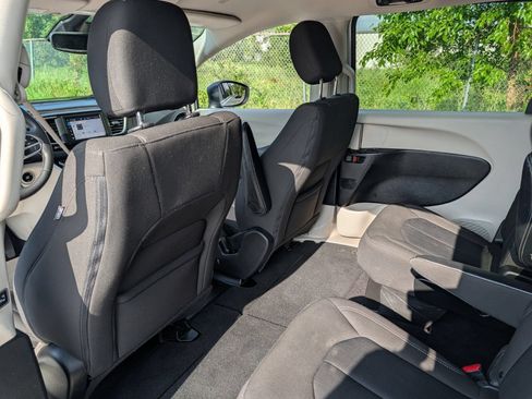 Used 2024 Chrysler Voyager LX FWD image 18