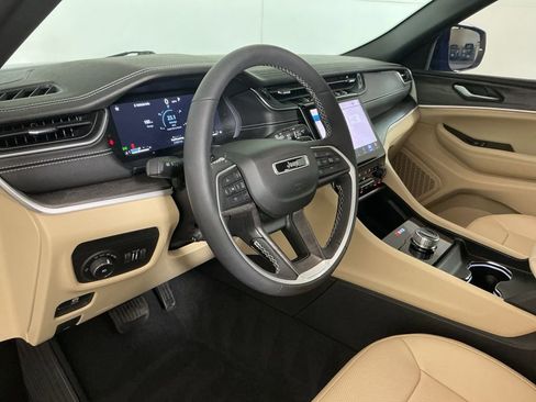 Used 2023 Jeep Grand Cherokee Limited w/ Luxury Tech Group II image 22