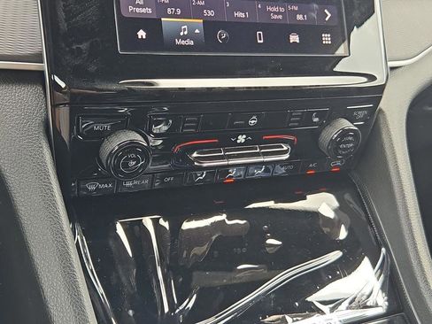 New 2025 Jeep Grand Cherokee Laredo X w/ Luxury Tech Group I image 35