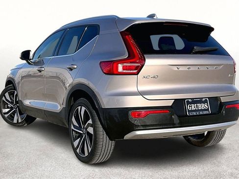 Used 2023 Volvo XC40 B4 Plus w/ Protection Package Premier image 16