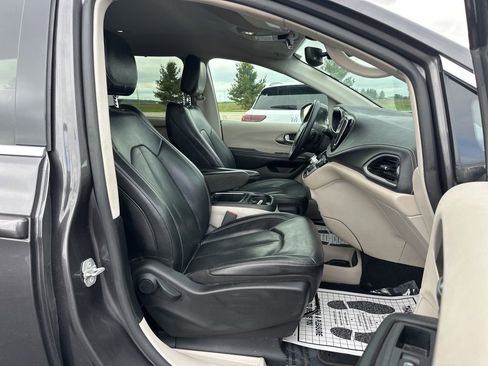 Used 2022 Chrysler Pacifica Touring-L FWD image 23