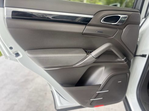 Used 2017 Porsche Cayenne Platinum Edition w/ Premium Package (PJV) image 20