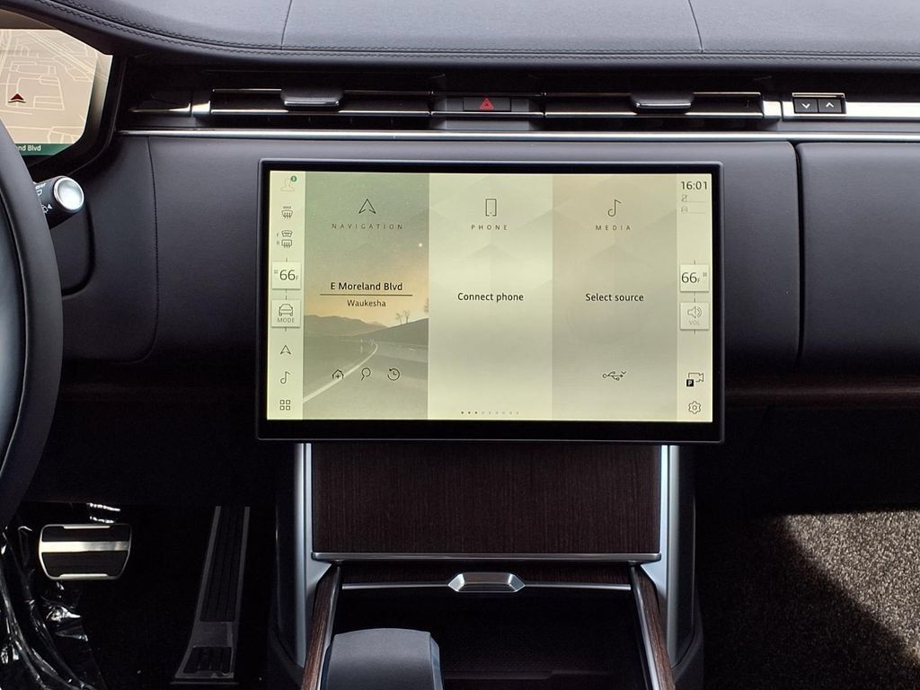 New 2026 Land Rover Range Rover Long Wheelbase SE AWD/4WD image 16