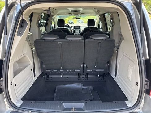 Used 2009 Chrysler Town & Country Touring FWD image 23