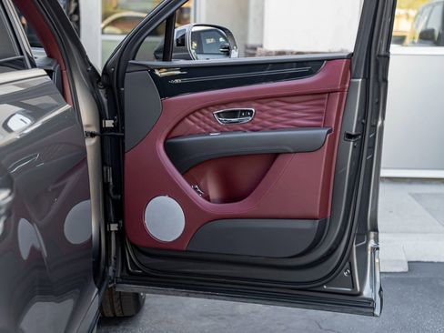 Used 2023 Bentley Bentayga Extended Wheelbase image 28