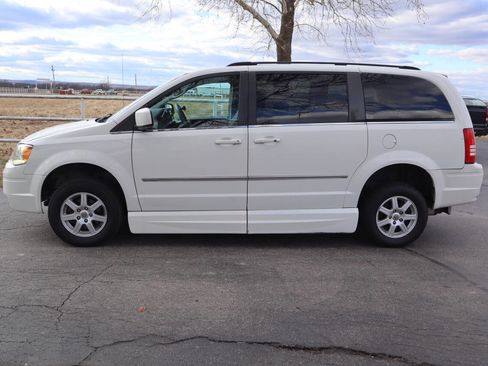 Used 2010 Chrysler Town & Country Touring image 12