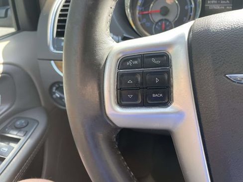 Used 2014 Chrysler Town & Country Touring FWD image 23