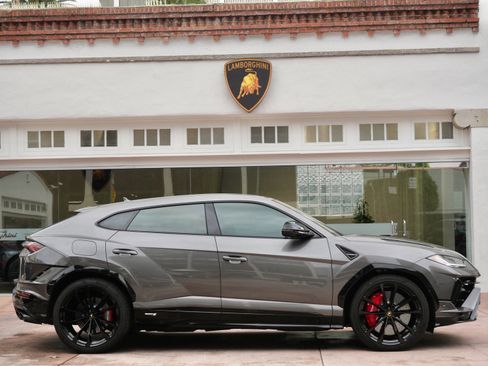 Used 2024 Lamborghini Urus S image 2