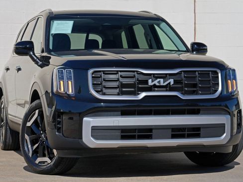 Used 2025 Kia Telluride S image 4