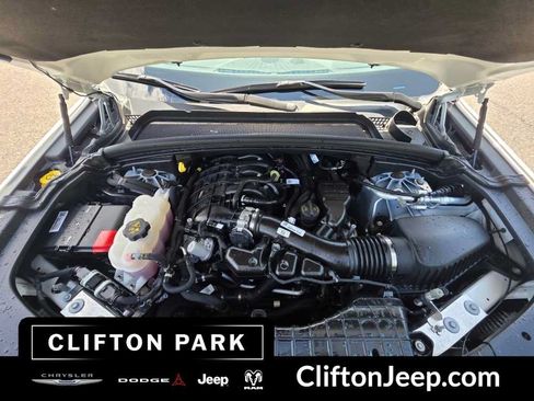 Used 2024 Jeep Grand Cherokee Laredo AWD/4WD image 28