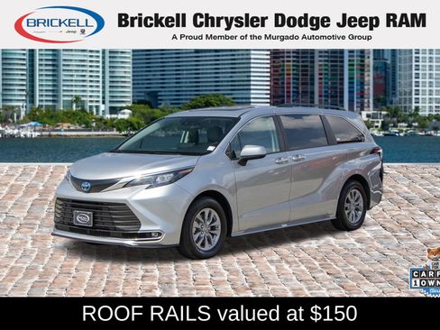 Used 2024 Toyota Sienna XLE FWD image 1