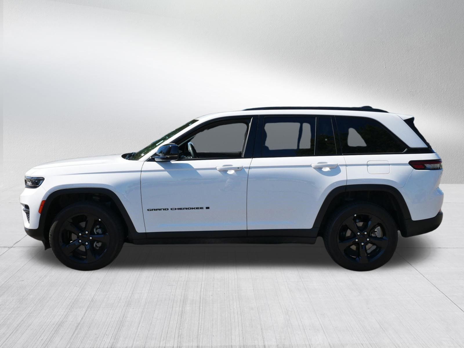 Used 2023 Jeep Grand Cherokee Altitude AWD/4WD image 4