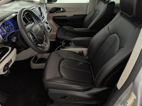 Used 2024 Chrysler Pacifica Touring-L image 22