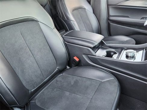 New 2025 Jeep Grand Cherokee Altitude image 9