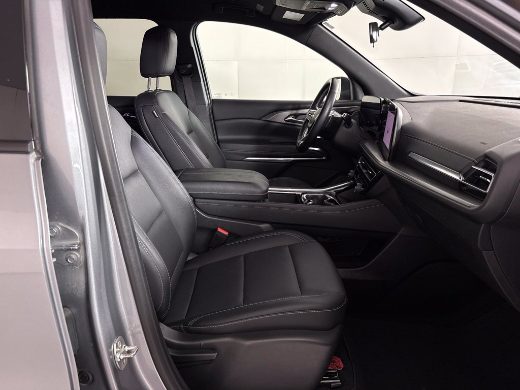 Used 2025 Chevrolet Traverse LT FWD image 44