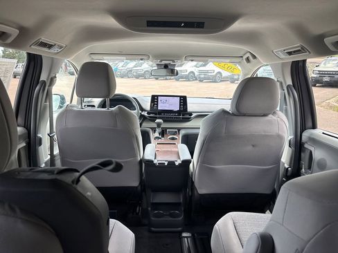 Used 2023 Toyota Sienna LE AWD/4WD image 28