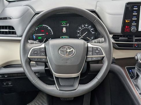 Used 2024 Toyota Sienna XLE image 17